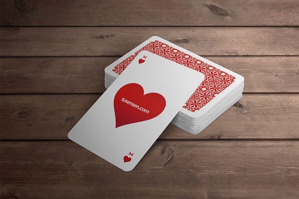 放在木质地板上的扑克牌样机 mockup3组