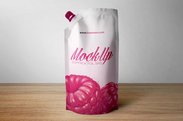 放在木质地板上的斜口吸嘴袋自立袋包装样机 mockup