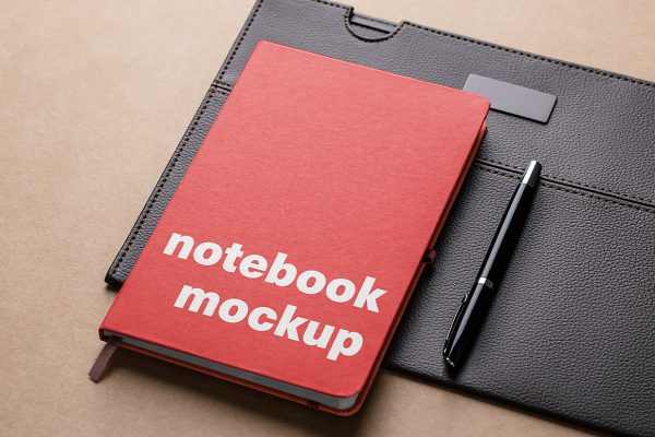 皮革衬垫上的记事本笔记本本子样机mockup