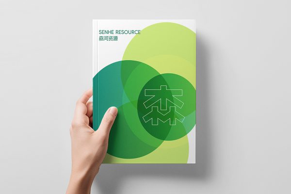 手持的精装书籍样机mockup缩略图 手持的精装书籍样机mockup