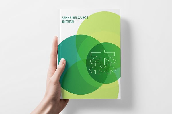 手持的精装书籍样机mockup缩略图 手持的精装书籍样机mockup