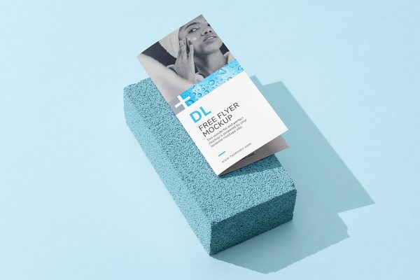 放在石头上的竖版折页双折页样机mockup2组