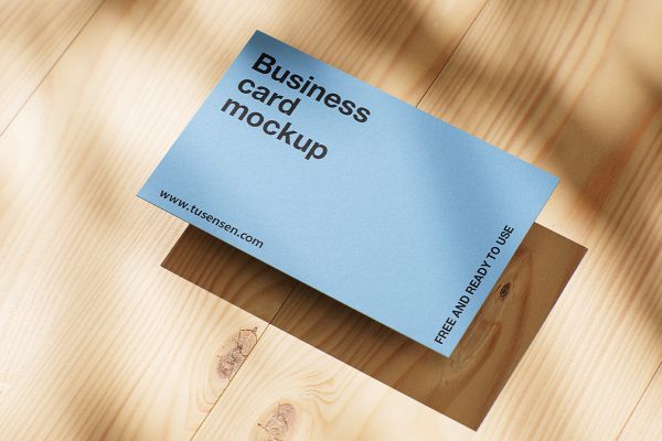 放在木板上的名片样机mockup5组