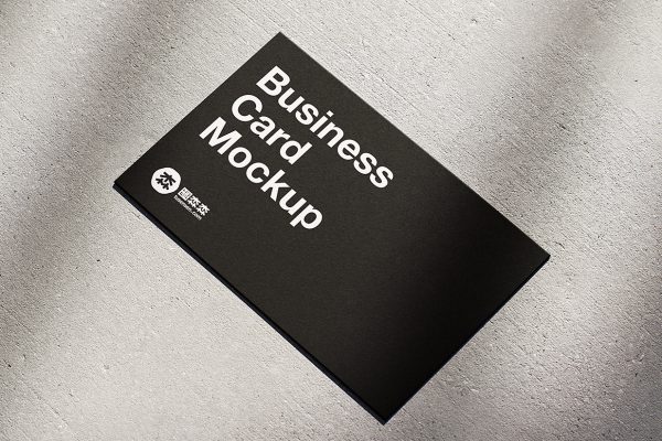 放在水泥地上的名片样机mockup4组