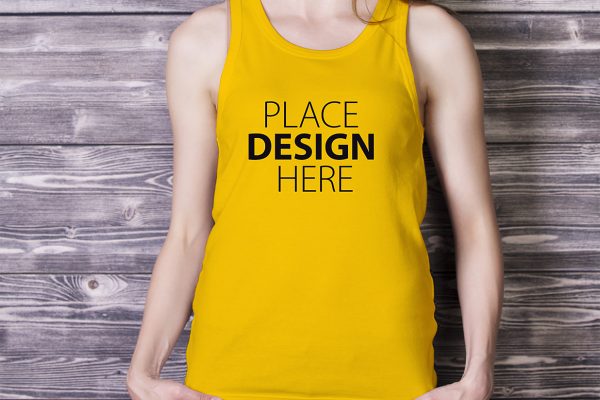 女生身穿运动背心样机mockup