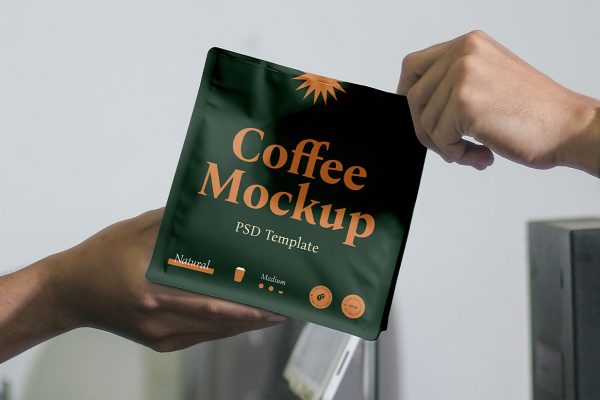 手持咖啡袋自立袋自封袋样机mockup