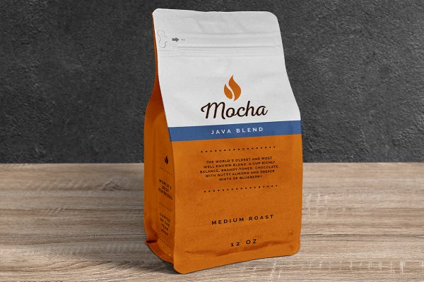 木地板上的咖啡袋自立袋包装样机mockup