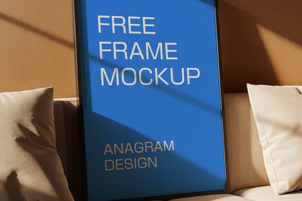 放在沙发上带框架的海报装饰画样机mockup