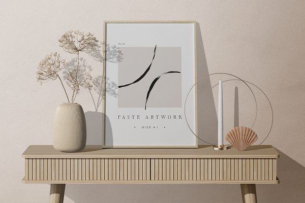 放在桌面上带框架的装饰画海报样机mockup