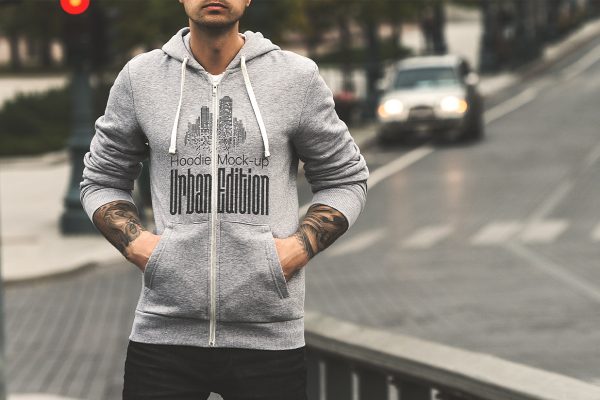 男生身穿带拉链的连帽衫外套样机mockup