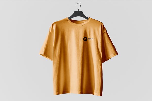 悬挂的短袖T恤样机mockup