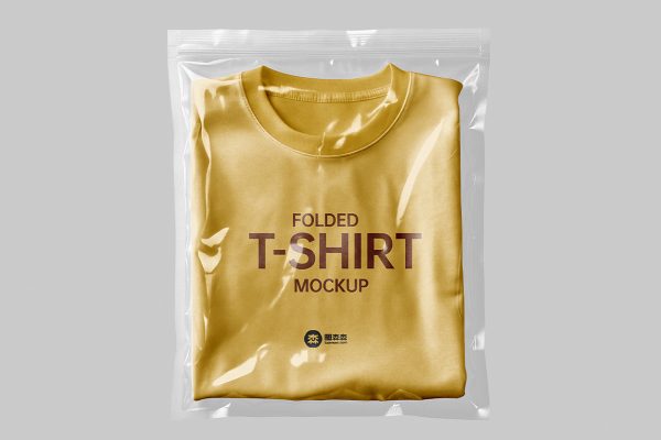 带塑料拉链袋的折叠短袖T恤样机mockup