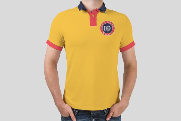 穿着 Polo 衫的男子正面形象图样机mockup